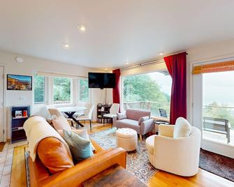 Ocean View Getaway - Shelter Cove - Living room
