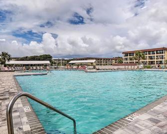 Walk to Folly Field Beach Condo in Hilton Head! - Hilton Head Island - Pool