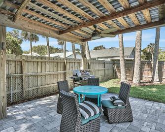 Inviting home with river view, lanai, full kitchen, central AC, & W/D - Atlantic Beach - Patio