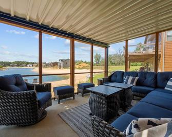 Lakehouse on Beach Lake, Wi Hot Tub and Screened in Porch near Castle Rock Lake - New Lisbon - Sala de estar