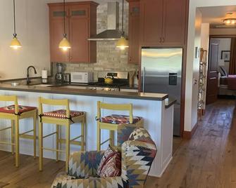 The Oakley at the Los Alamos Mercantile - Los Alamos - Kitchen