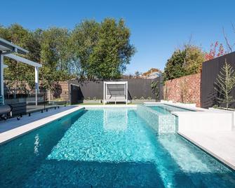Missy's Escape - Luxe Family Entertainer Pool Spa Walk to Beach - Mornington - Pool