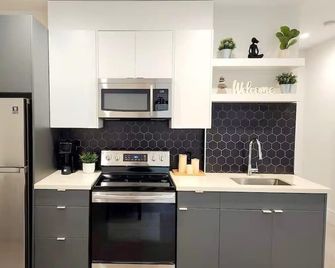Hilltop Retreat - Private Entrance & Parking - Britannia Beach - Cocina