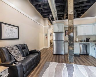 Downtown Laurel, Ground Level, No Stairs, King Bed - Laurel - Living room