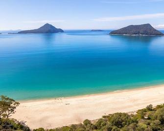 Holiday on Horace, 1, 74 Horace St - Wi-Fi , two living areas - Shoal Bay - Beach