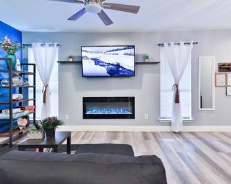 2Bd/2Ba condo 2mi to AT&T Stadium, 6Flags, TX Rangers - Arlington - Living room