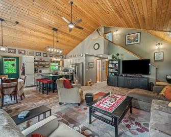 Bjork Creek Cabin - Leavenworth - Living room