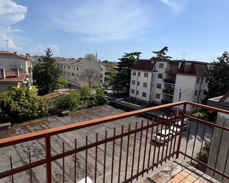 Aris House In Monfalcone - Monfalcone - Balcony