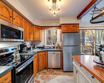 Pet friendly - no pet fee, Firepit, Pellet Fireplace, Wi-Fi, TV, BBQ Grill, Deck - Pocono Pines - Cocina