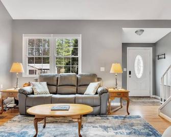 The Malta Cozy Getaway |track|belmont|spac|wifi|grill|parking| - Ballston Spa - Sala de estar