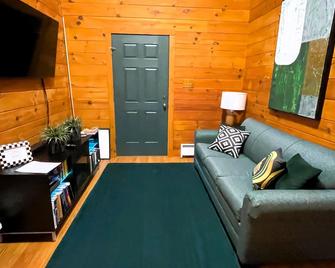 Private Cabin in the Shenandoah Valley - Elkton - Living room