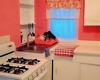 Welcome to Whispering Waters Nature Cottage. Just 15 minutes away from Kingston - Saint Andrew - Kitchen