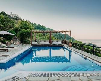 Elysian Luxury Villa Pelion - Tsagkarada - Piscina