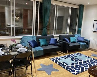 Central Sheffield 3bed 3bath IV Pent-Apartment - Sheffield - Living room