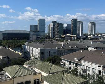 Beautiful modern condo with high end finishes very peaceful with valet parking - Tampa