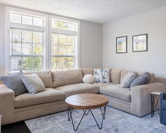 Charming Home in Douglas - Sleeps 14 - Douglas - Living room