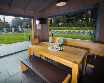 Vacation home for up to 6 people with large garden, 3 bedrooms and 2 bathrooms b - Oybin - Binnenhof