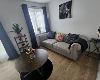 Homington House Long Stays Sleeps 8 Free Parking - Swindon - Living room