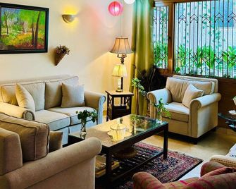 Dr. Bali's Bliss Homestay - Neu-Delhi - Wohnzimmer