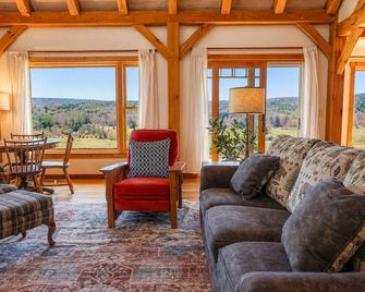 Stay on a working blueberry and lavender farm! Beautiful views! Close to nature! - Hoosick Falls - Wohnzimmer