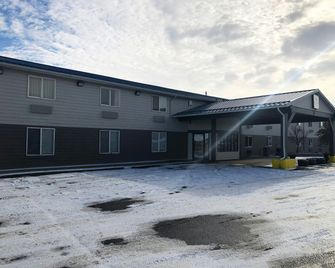 OYO Hotel Shelby Mt Hwy 2 & I-15 - Shelby - Edificio