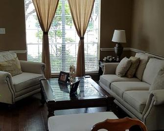 4 BR Large Home 15 min from Downtown - Channelview - Living room