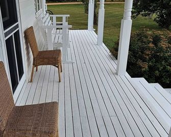 PEI country farmhouse with a water view, close to beaches & is pet friendly. - St. Peters Bay - Balcón