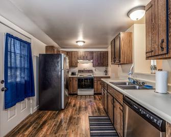St. Charles 1860's Gem - Sleeps 6! - St. Charles - Kitchen