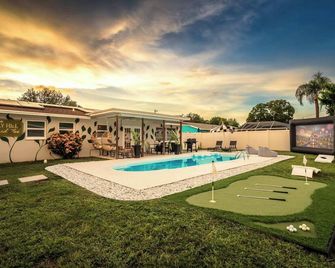 The Beverley Pool Hot Tub Near Clearwater Beach - Clearwater