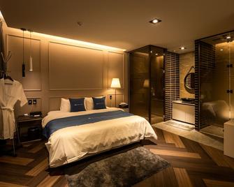 Chuncheon Hotel Bentley - Chuncheon - Bedroom