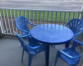 Very Clean ground floor Condo near the trail, outlets, town & a Wawa 50 yds away - Rehoboth Beach - Balcony