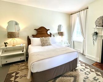 Honey Creek Room at The Willis-James - Chillicothe - Schlafzimmer