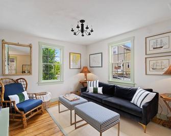 The Captain's Cottage - Walk to Everything! - Newport - Living room