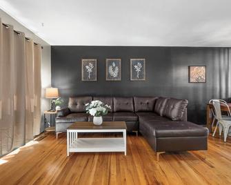 Cozy Wyoming Home in Casper - Casper - Living room