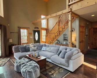 Cozy Vacation Rental for 10 with a Fire Pit in Jim Thorpe, Pennsylvania - Jim Thorpe - Living room