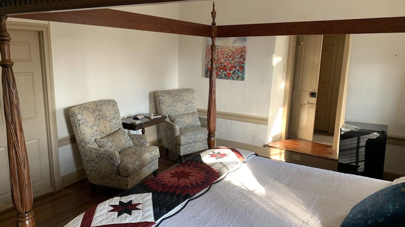 The Avenue Guesthouse and Gallery