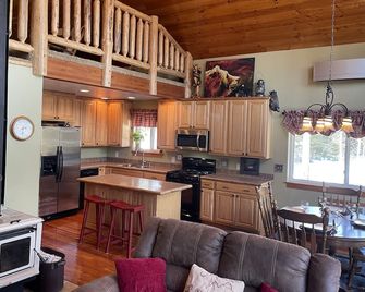 Custom built West Glacier cabin with private Salt Water Spa - West Glacier - Cocina