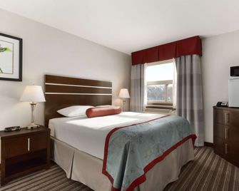 Super 8 by Wyndham Saskatoon Near Downtown - Saskatoon - Bedroom