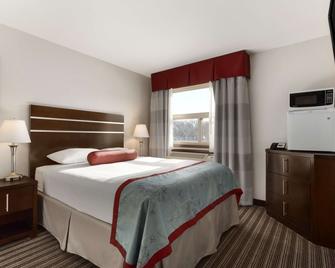 Super 8 by Wyndham Saskatoon Near Downtown - ססקאטון - חדר שינה