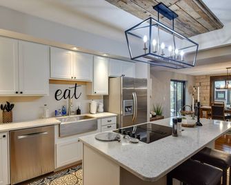 Large Home w/ Game Room, 4 Mi to Mississippi River - Bettendorf - Køkken