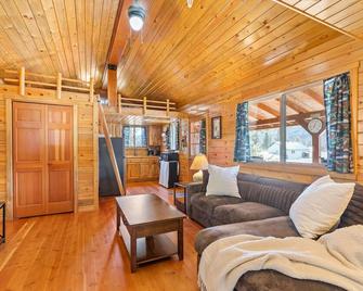 Cozy cabin in charming Saint Regis with AC, Wi-Fi fishing shopping and much more - Saint Regis - Living room