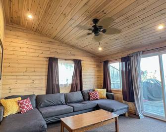 Ahmic Lake Resorts Black Bear Cottage - Magnetawan - Living room