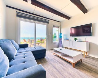 Suite 213: Beautiful 3-Bedroom Beachfront Townhouse - Wainfleet - Living room