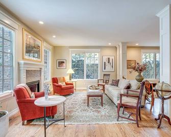 Walk to DU, Dining and Parks Spacious Denver Home! - Denver - Salon