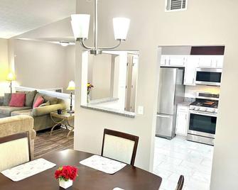 Home In Atlanta - Atlanta - Dining room