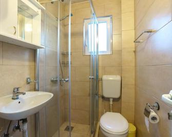 Apartments Lora - Bar - Baño