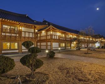Jeonju Wangyijimil Hanok Hotel - Jeonju - Building