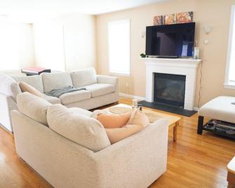 Clean Cozy 1-Br 1ba Guest Room In Worcester - Worcester - Living room