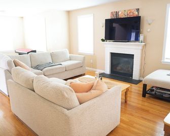 Clean Cozy 1-Br 1ba Guest Room In Worcester - Worcester - Living room