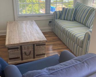 Lakeside Mackinac has Spectacular Panoramic Water and Bridge Views - Mackinac Island - Sala de estar